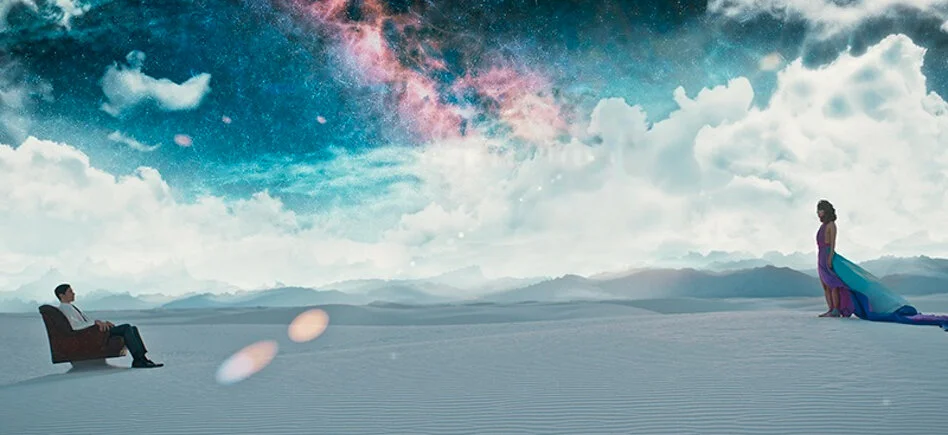 Justin Long and Sheila Vand in The Wave